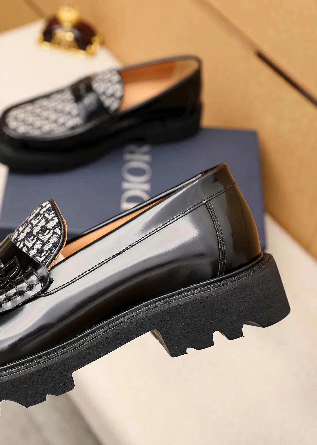 Men's shoes 💰480 💐 Product trademark: Dior "Dior" casual leather shoes Regular size: 39-44 (45🉑️customized) Product materials: Selected Italian imported first-layer calfskin upper, imported water-dyed 🐂 cowhide lining. Strong three-dimensional visual effect, original outsole color: 2 colors available